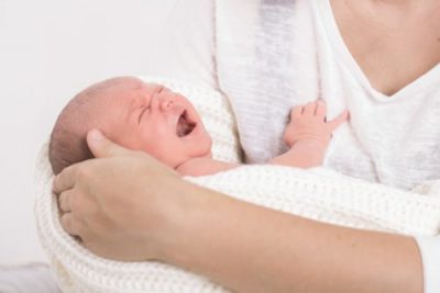 Votre bébé pleure beaucoup à cause des coliques ? Découvrez comment soulager les coliques du nourrisson.