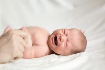 Votre bébé pleure souvent : il souffre peut-être de coliques du nourrisson ?