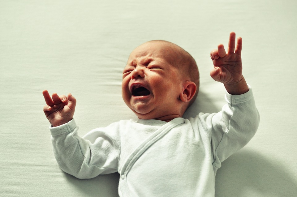 Les coliques du nourrissons entraînent des pleurs intenses chez le nouveau-né.