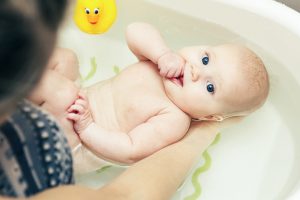 Bain de bébé : conseils, précautions et accessoires de bain