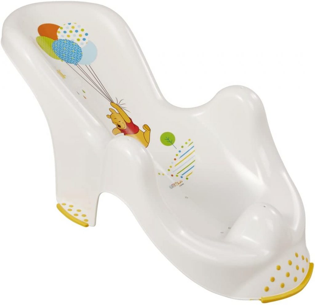 Ce transat de bain bébé possède un motif qui représente Winnie l'Ourson.