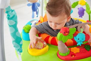 Le sauteur bébé Jumperoo Jungle est ludique et éducatif.