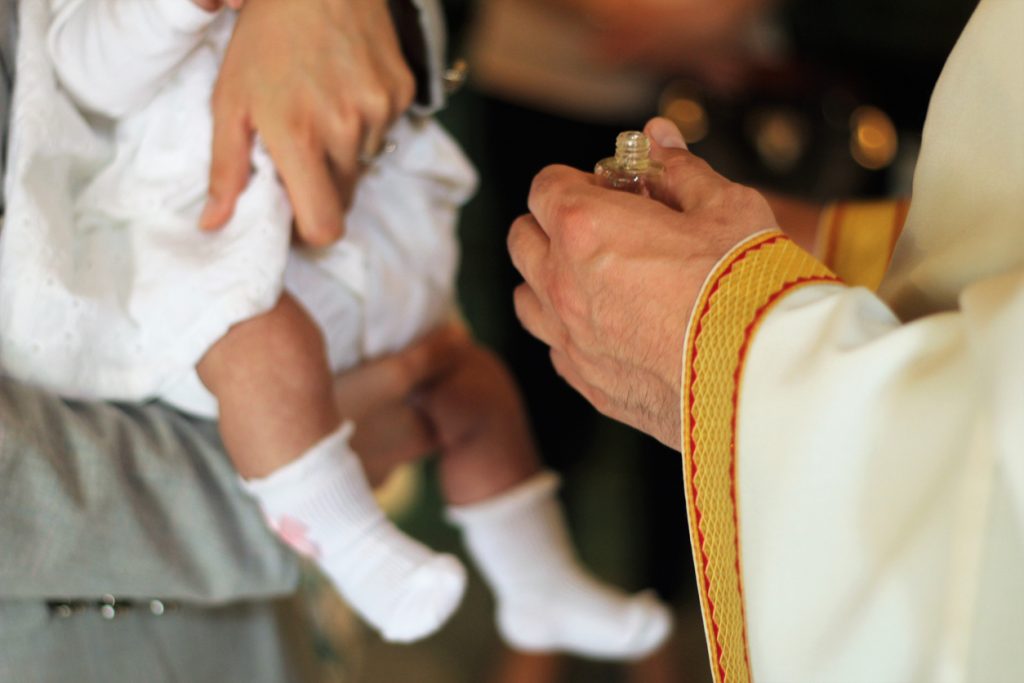 Le baptême de son bébé est un moment à partager avec sa famille et ses amis proches.