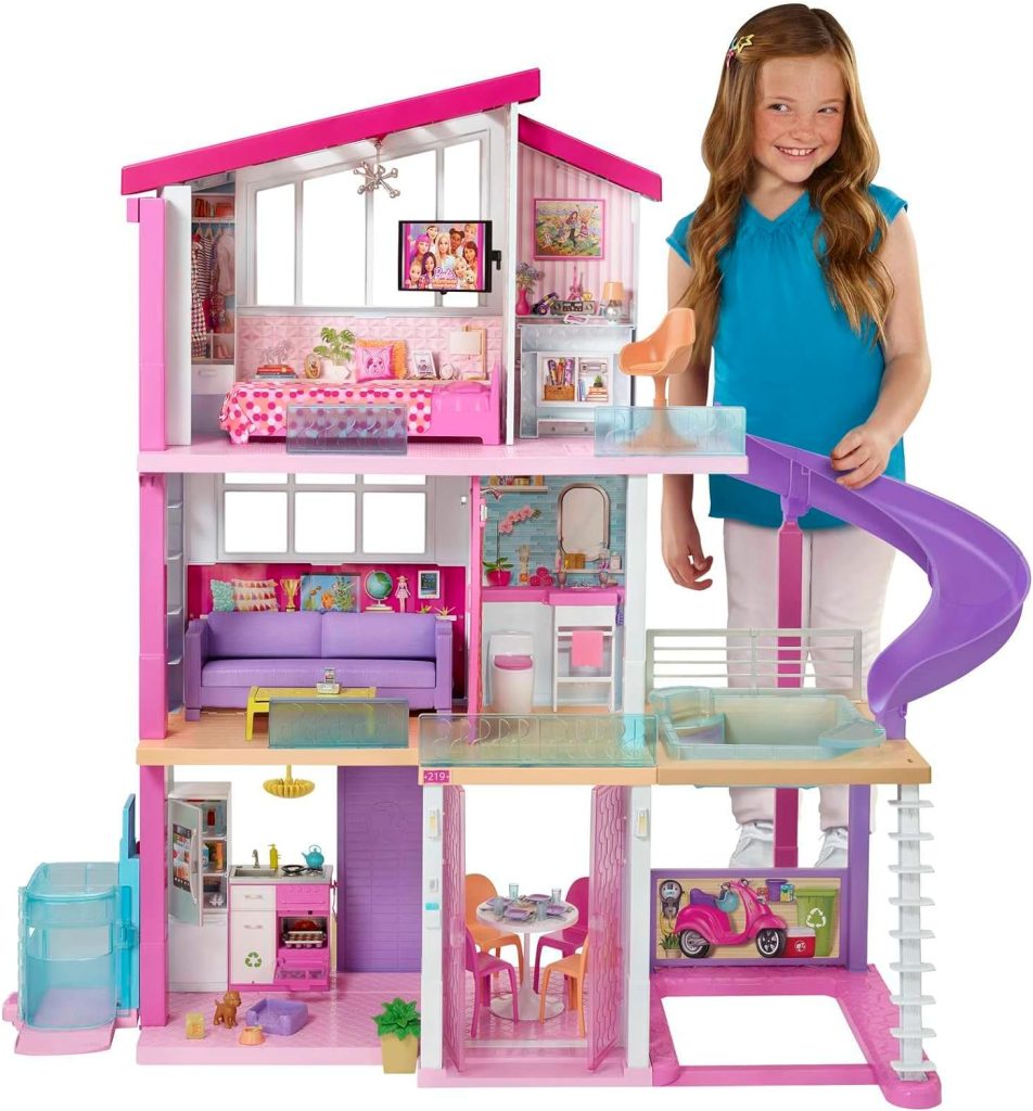 La maison Barbie Dreamhouse est dotée d'une piscine.