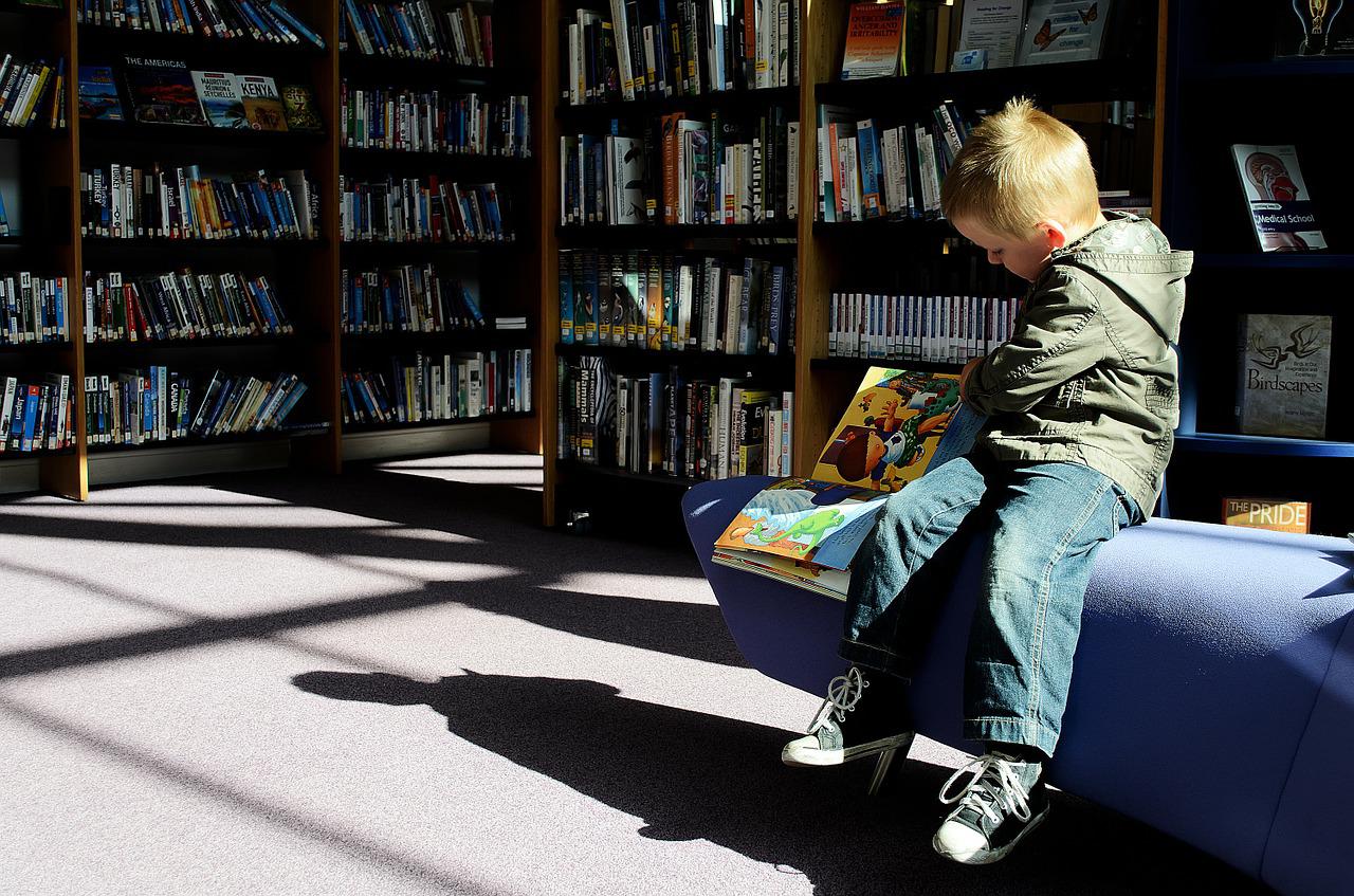 Il est important de lire une histoire à son enfant le soir pour l'aider à s'endormir.