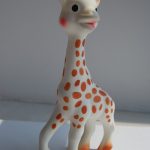 Sophie la girafe est un jouet de dentition pour bébé fabriqué par la société Vulli.