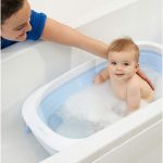 La baignoire bébé pliable Mothercare peut se poser dans votre baignoire adulte.