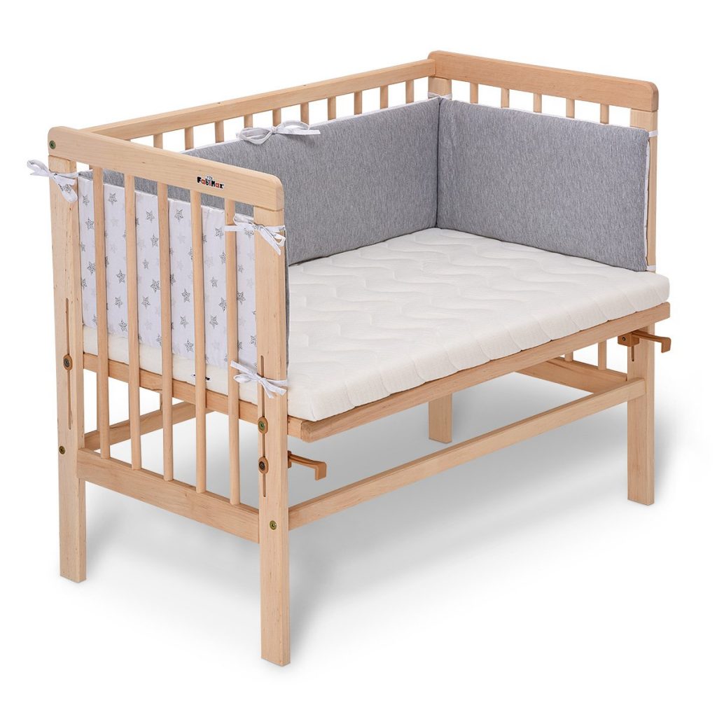Le lit cododo en bois naturel FabiMax est doté d'un tour d elit et un matelas confortable. 