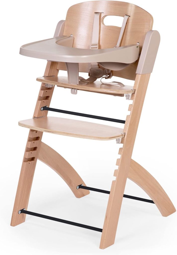 Cette chaise haute en bois évolutive pour bébé Childhome a un plateau repas.