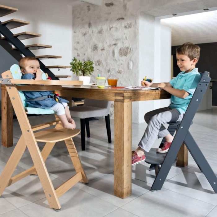La chaise haute en bois Safety évolue avec votre enfant.