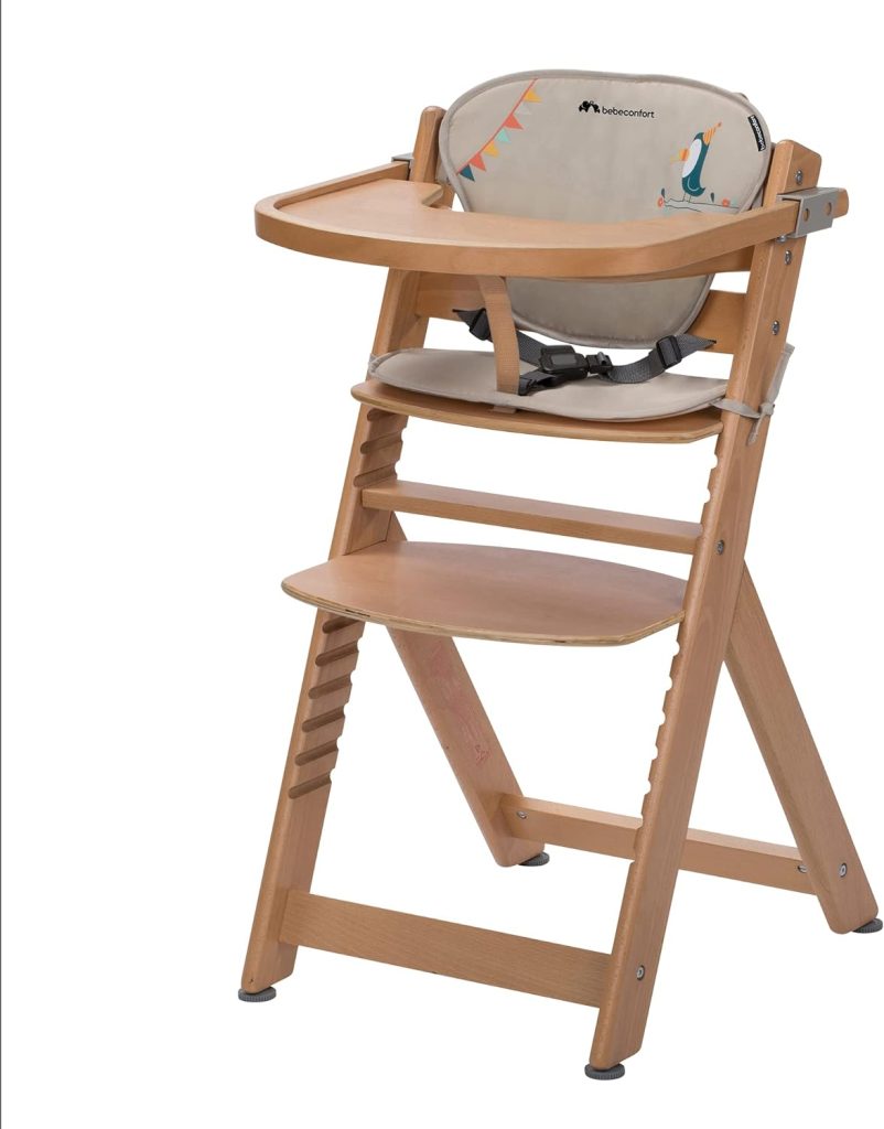 La chaise haute évolutive en bois Bébé Confort Timba a un coussin sur le dossier.