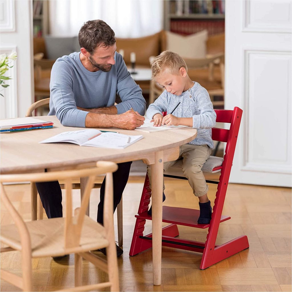 Cette chaise haute Stokke est évolutive.