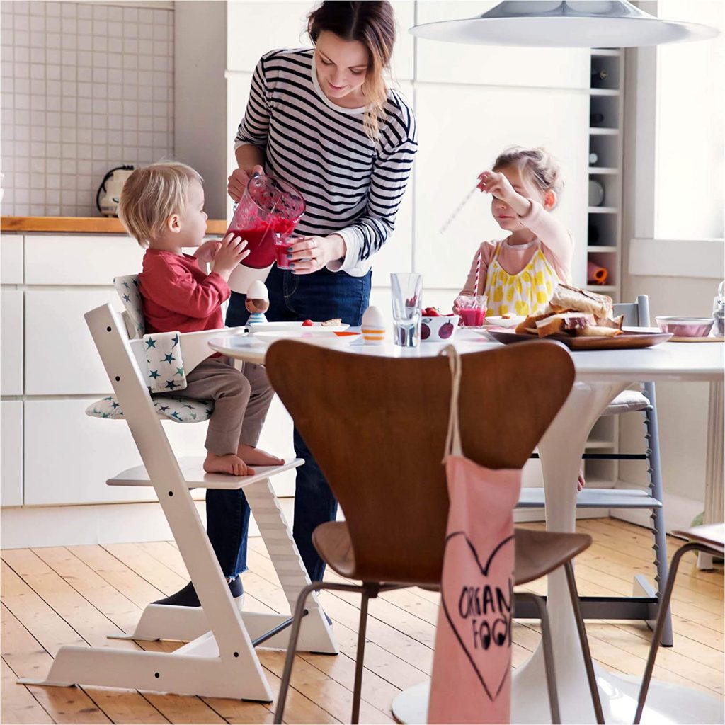 La Tripp Trapp permet à votre enfant de prendre place à table avec vous.