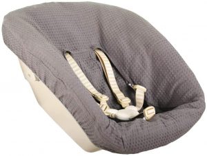 Le tripp trapp newborn set permet d'utiliser la chaise haute dès la naissance en mode transat.