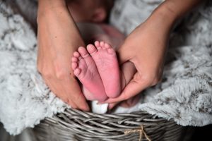 Faire-part de naissance : envoi, contenu et critères de choix