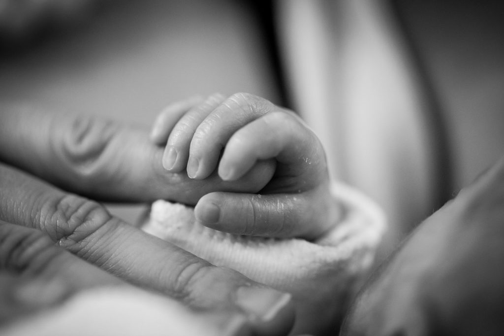 La naissance d'un enfant doit être déclarée dans les 5 jours qui suivent l'accouchement.