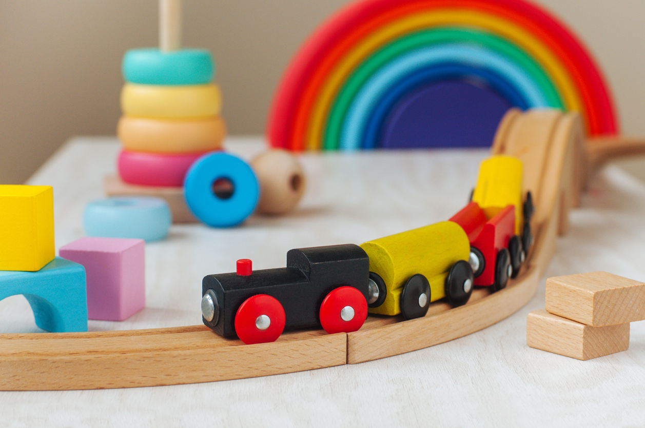 Le train en bois est un jouet très apprécié des enfants.