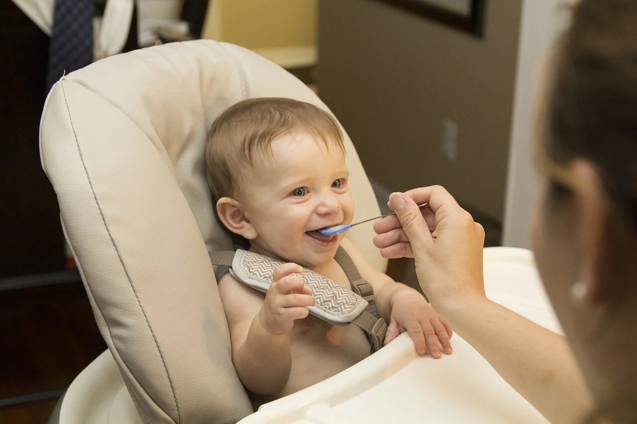 La chaise haute bébé permet de donner à manger à son enfant.