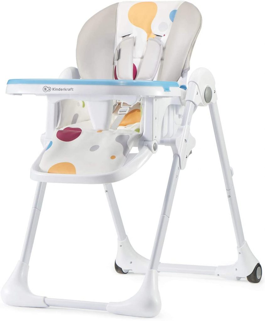 La chaise haute pliable YUMMY a un plateau amovible.