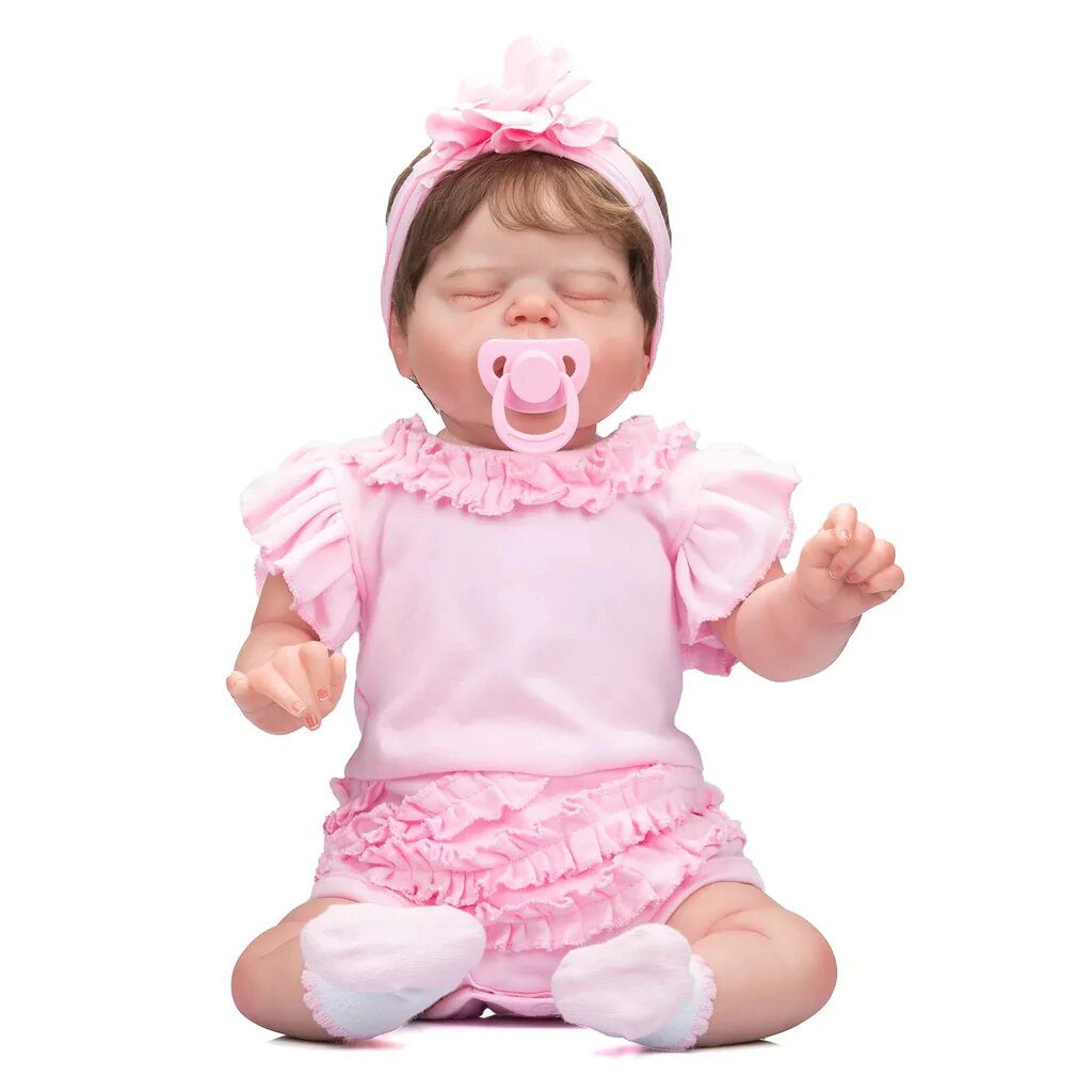 La poupée reborn Ninon est habillée en rose.