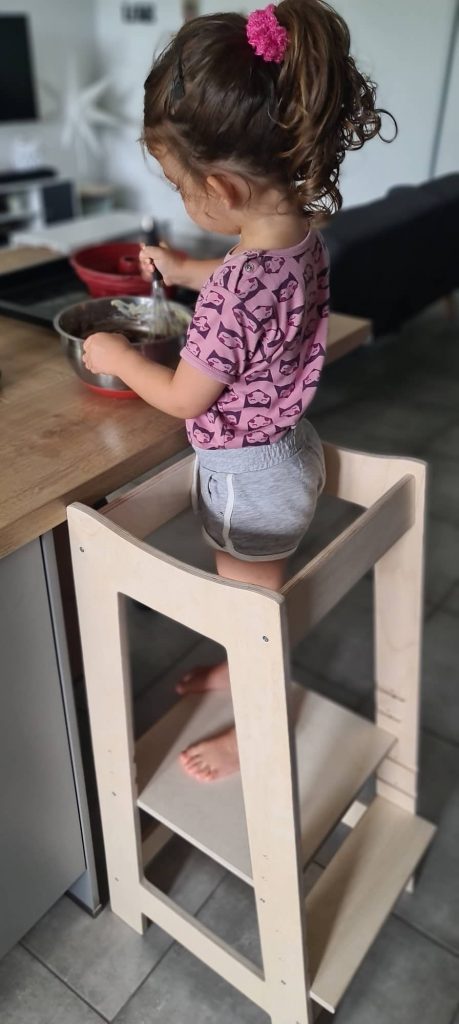 La tour Montessori RoyauT permet à votre enfant de cuisiner avec vous en toute sécurité.