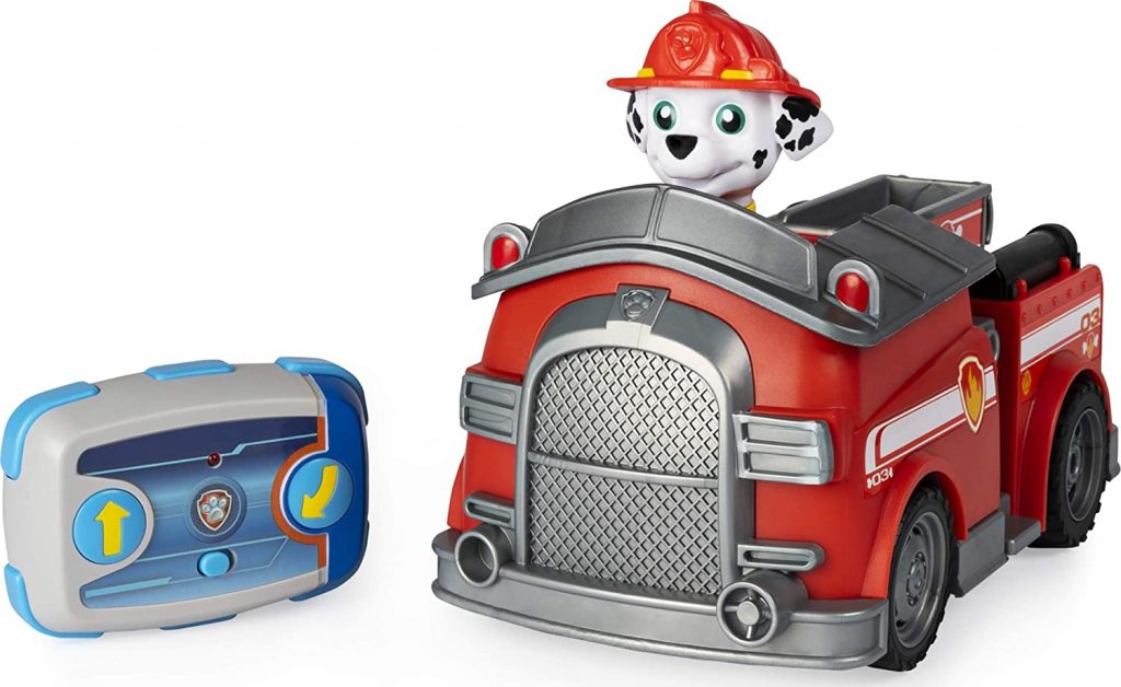 La voiture télécommandée de Marcus de la Paw Patrol est rouge et grise.