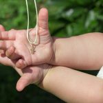 Un bijou de naissance peut être un collier, un bracelet, etc.