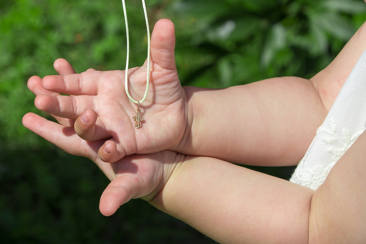 Un bijou de naissance peut être un collier, un bracelet, etc.