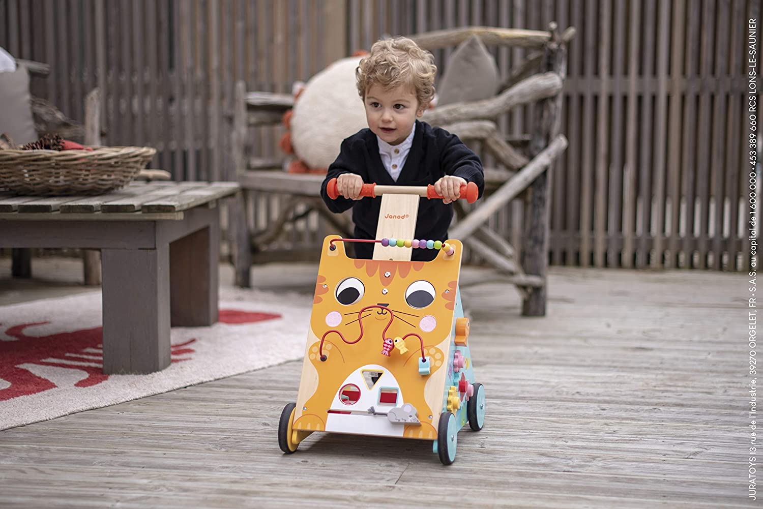 Ce chariot de marche pour bébé Janod multi-activités est coloré.