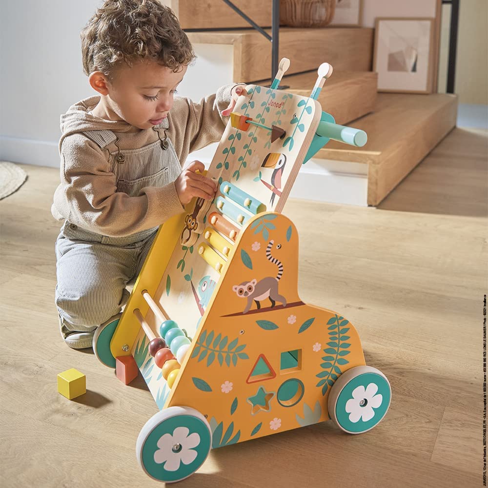 Le chariot de marche en bois Tropik est multicolore.