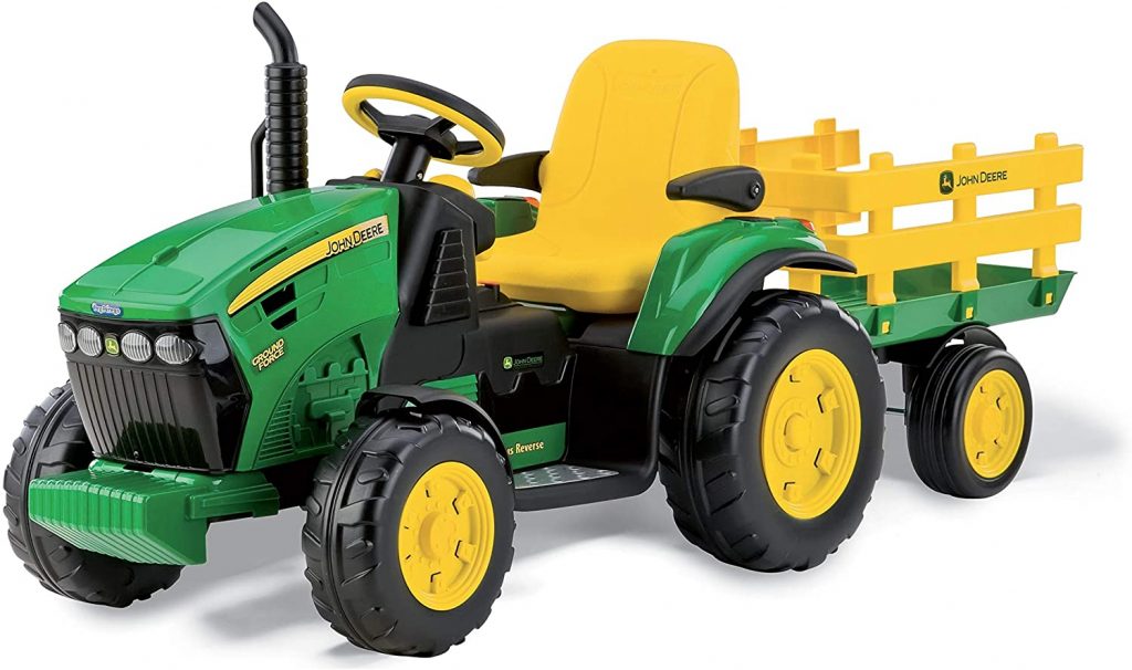 Le tracteur électrique Peg Perego est vert et jaune.