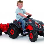 Ce tracteur enfant à pédales Smoby a une remorque rouge.