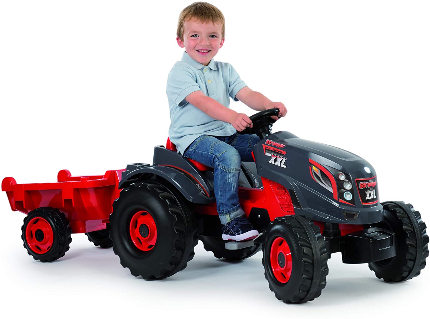 Ce tracteur enfant à pédales Smoby a une remorque rouge.