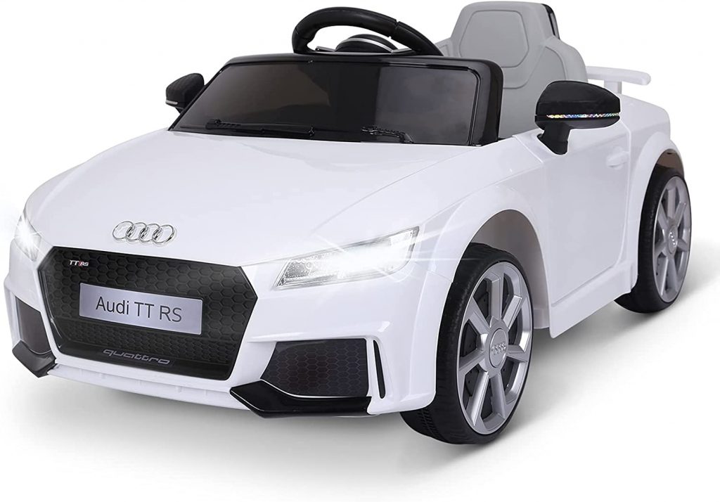 Cette voiture électrique pour enfant Audi TT RS est blanche.