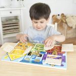 Ce busy board Melissa & Doug comporte des verrous.