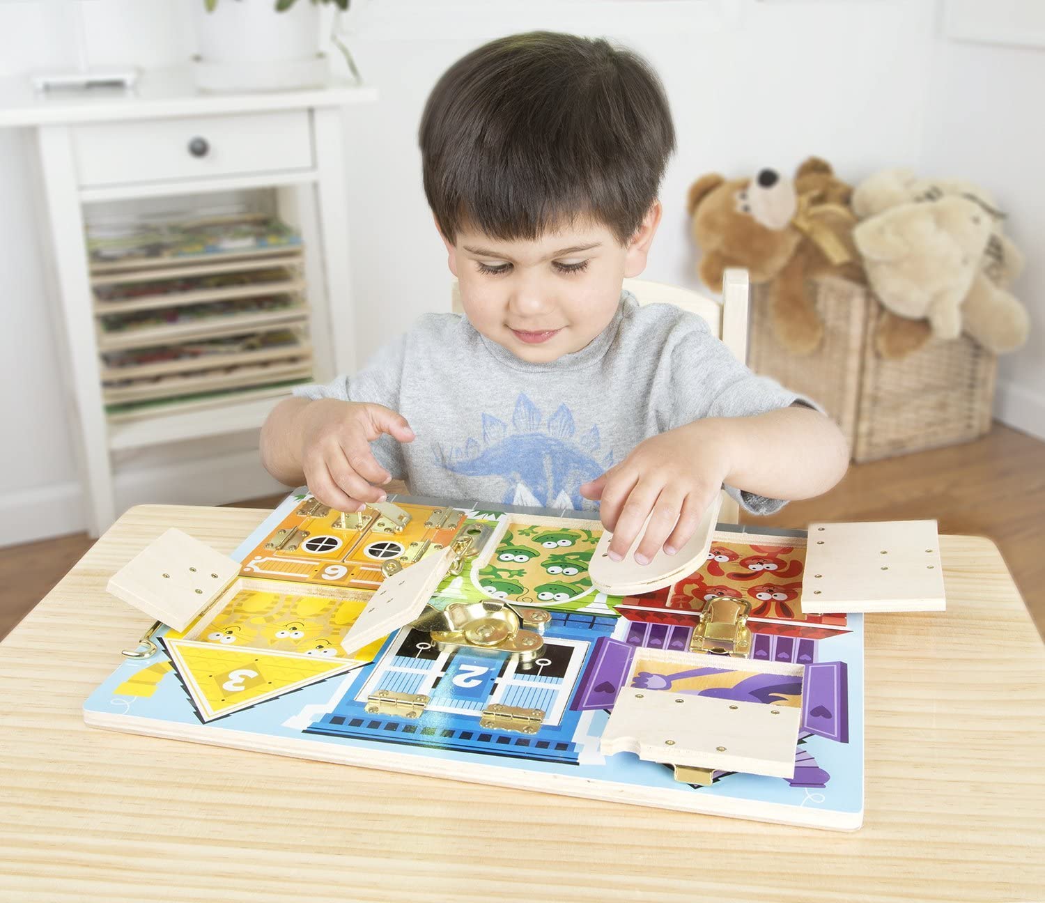 Ce busy board Melissa & Doug comporte des verrous.