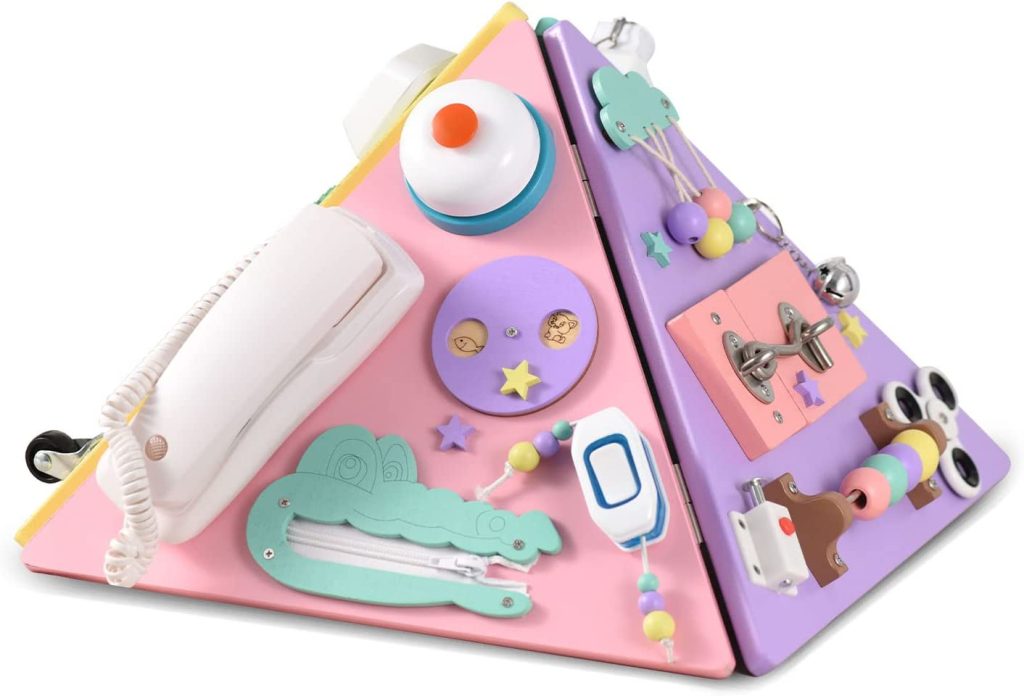 Ce busy board Montessori pour bébé a l'apparence d'une pyramide.