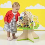 Cette table d'activité pour bébé Tree Toy est une création de la marque Manhattan Toy