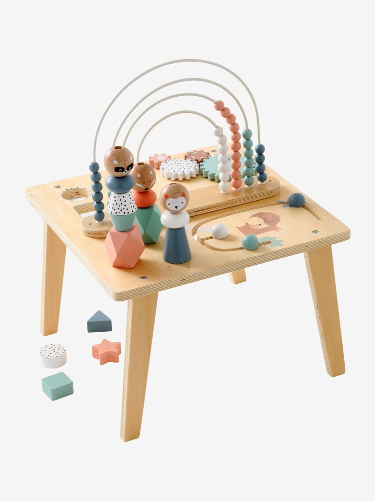 Cette table d'éveil pour bébé en bois Vertbaudet a un arc en ciel.