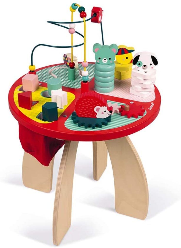 La table d'éveil pour bébé Janod Baby Forest a plusieurs jeux amusants.