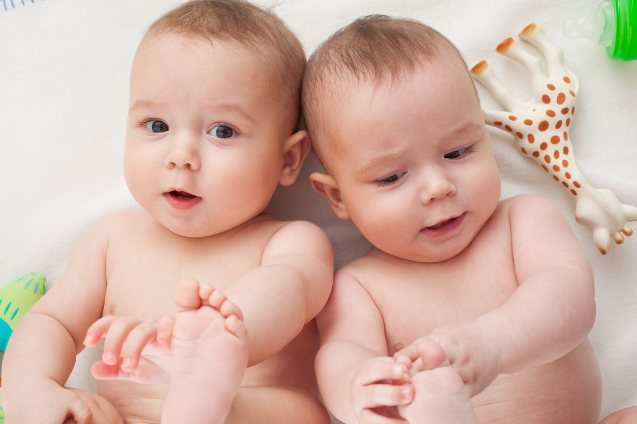 Jetez un œil à nos idées de cadeaux de naissance pour des jumeaux.