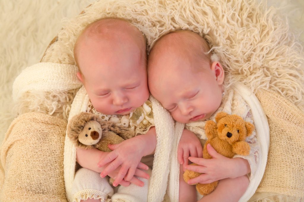 Cette photo de naissance montre des jumeaux.