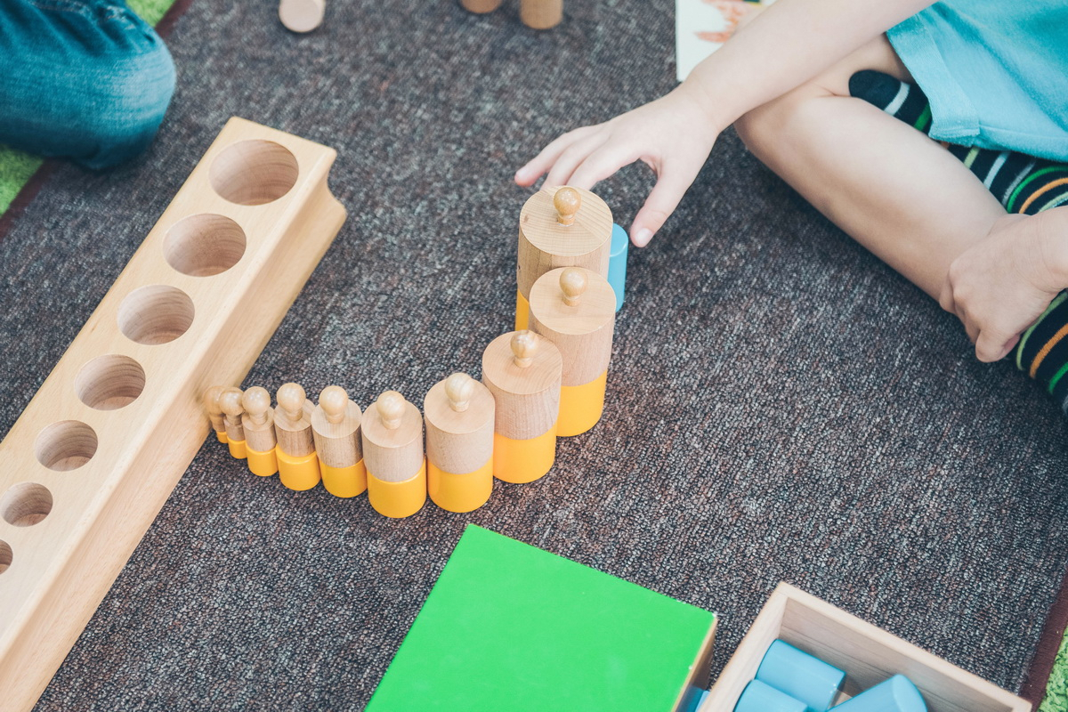 Il existe pleins de jeux en bois Montessori sur le marché.