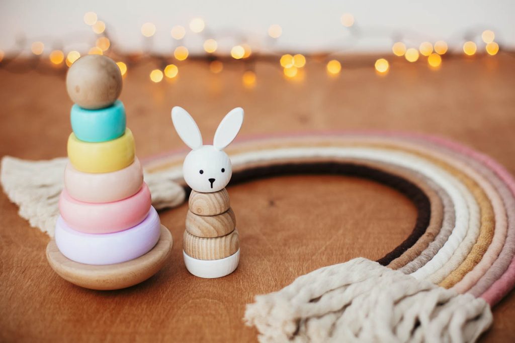 Parmi les jouets en bois pour bébé, il y a la pyramide.