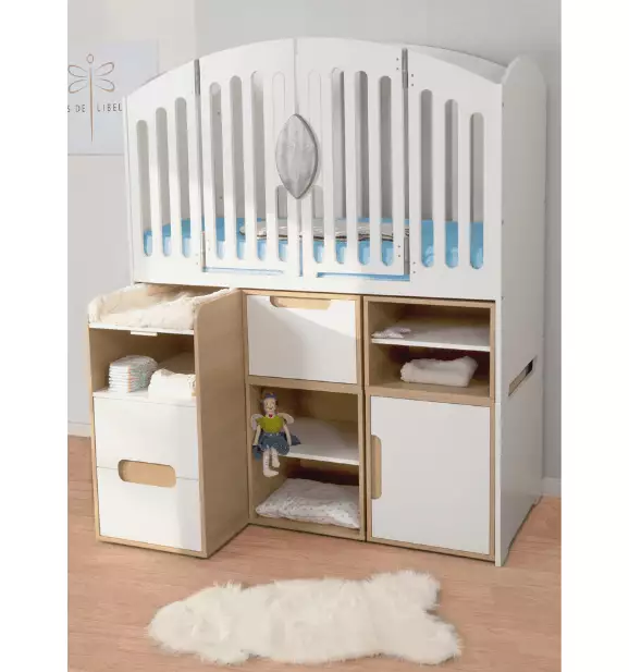 Le lit bébé Rêves de Libellule a de nombreux rangements modulables.