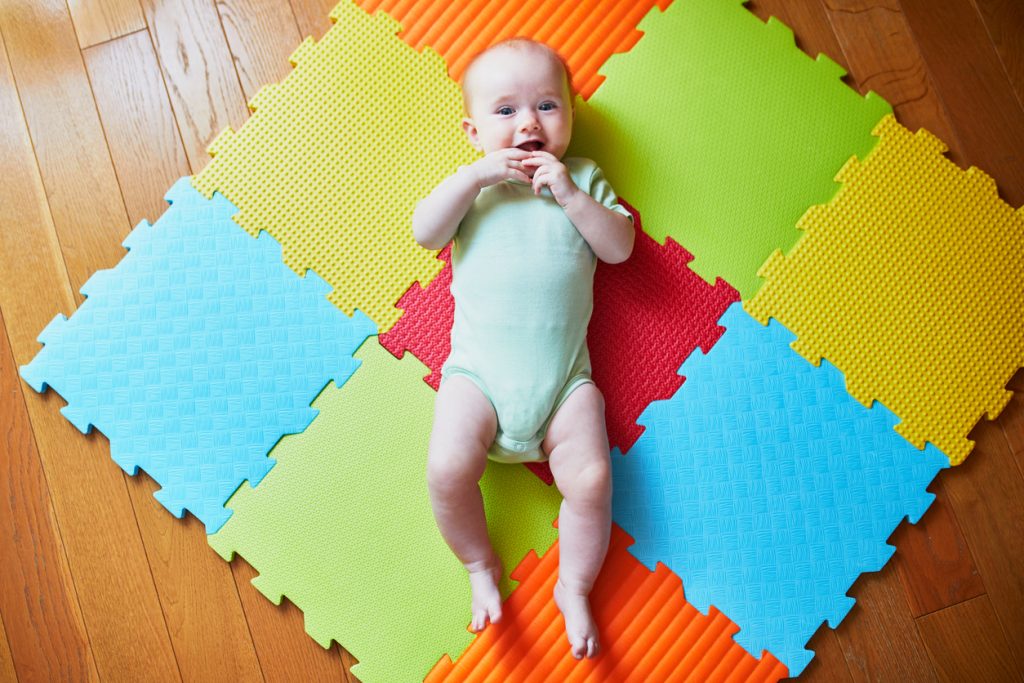 Optez pour un tapis de sol coloré pour bébé pour l'éveiller.