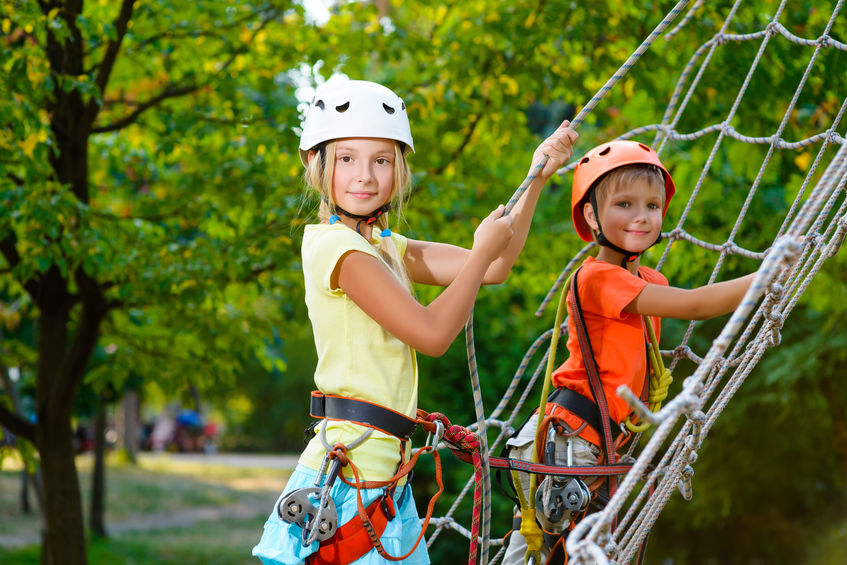 Ces enfants jouent dans une aire de jeu qui consiste à escalader.