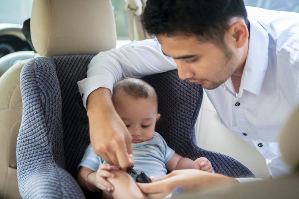 L'installation de bébé dans la voiture doit être parfaite pour sa sécurité.