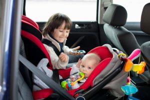 Comment installer le siège bébé dans la voiture ?