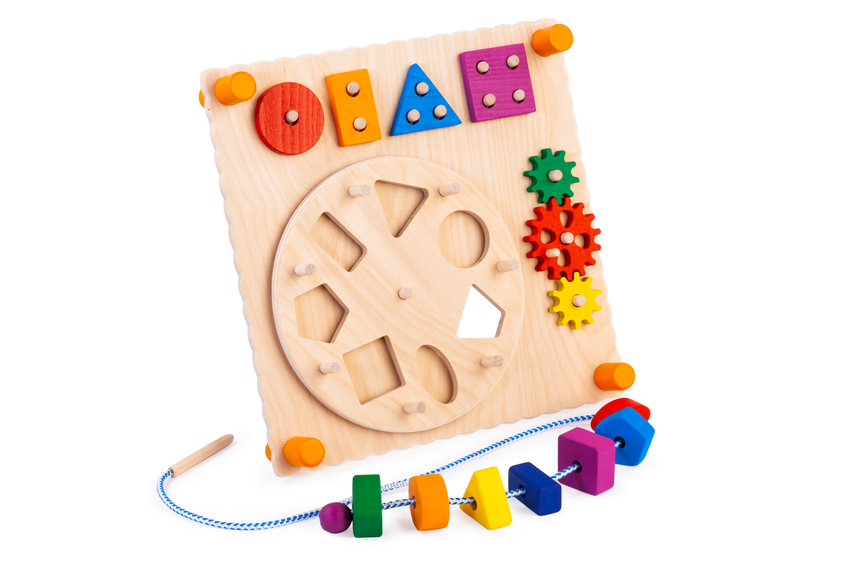 Ce jeu en bois pour enfant ressemble a un busy board Montessori.